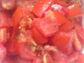 2、番茄牛肉粥,两小番茄切丁。备用！