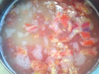 3、番茄牛肉粥,白米洗净和番茄放入锅中熬煮。大火开了转小火。