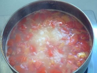 4、番茄牛肉粥,粥煮快好了，下牛肉沫继续熬粥。