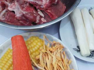 1、滋补元气汤#虫草花玉米山药胡萝卜龙骨汤#创建:(5/元~2017),食材准备:龙骨剁成小块、玉米切成1寸左右长的小段、胡萝卜去皮、山药去被，虫草花栋过。