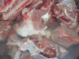 2、滋补元气汤#虫草花玉米山药胡萝卜龙骨汤#创建:(5/元~2017),龙骨泡去血水