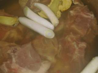 3、滋补元气汤#虫草花玉米山药胡萝卜龙骨汤#创建:(5/元~2017),起锅加水，投入龙骨，放入料酒、葱、姜，焯水，水开5分钟。