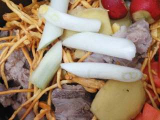 4、滋补元气汤#虫草花玉米山药胡萝卜龙骨汤#创建:(5/元~2017),把各种食材洗净后，逐装入高压锅内，龙骨、虫草花、玉米、胡萝卜、山药、葱姜、料酒等