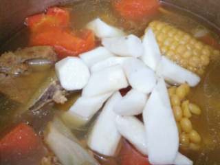 5、滋补元气汤#虫草花玉米山药胡萝卜龙骨汤#创建:(5/元~2017),加入3~4倍食材的清水，大火烧开，转中小火，高压压20~25分钟。(如果一般锅煮要2小时，虫草花和山药不能早放，要待1个半小时后放。)然后关火放气，开锅，再放入山药再煮10分钟，最后加盐和鸡精、胡椒粉，即过。