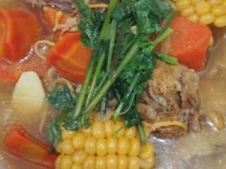 6、滋补元气汤#虫草花玉米山药胡萝卜龙骨汤#创建:(5/元~2017),出锅装汤豌，放上香菜，即成，Ok。