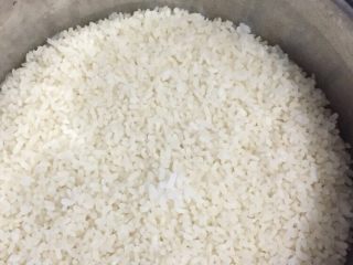 1、家庭简易版自制酒酿,第一步是称米分量，没拍图。第二步是米的浸泡，要至少俩小时左右，跟平时做米饭的水类似，第三步是如图，隔水蒸约40分钟