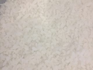 2、家庭简易版自制酒酿,这是蒸熟后的米饭，自然冷却至不烫手