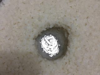 3、家庭简易版自制酒酿,第四步，蒸熟后冷却至不烫手时加入事先准备好的凉白开搅拌均匀。然后加入酒曲搅拌均匀。我用筷子搅拌并用勺子压成图片形状