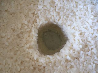 4、家庭简易版自制酒酿,第五步，盖上盖子后保持温度30度左右，交给时间发酵吧……这是历经40个小时后的成品。期间怕室温太低，开着电热毯低档唔在被窝里整整一个白天十几个小时，还好成功地出酒了，味道非常赞，感觉比买的还醇香可口哦????