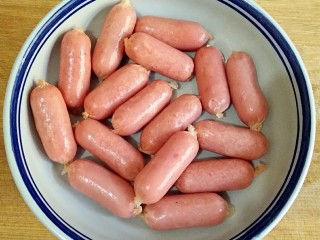 1、红香肠（非油炸）――快手复刻美味,将红香肠室温解冻。