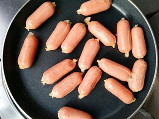 3、红香肠（非油炸）――快手复刻美味,平底锅预热后放入红香肠（不用放油，香肠受热后会出油）。