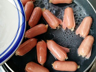 4、红香肠（非油炸）――快手复刻美味,待红香肠受热微微开始张开时，加入20ml-30ml清水。