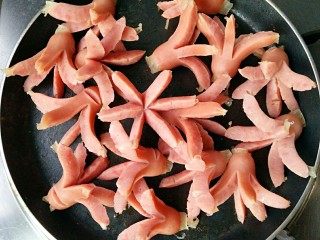 5、红香肠（非油炸）――快手复刻美味,中火用水煎至红香肠全部张开成章鱼。