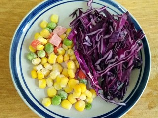 6、红香肠（非油炸）――快手复刻美味,紫甘蓝洗净切丝，甜玉米粒，胡萝卜粒，豌豆，过开水焯熟。