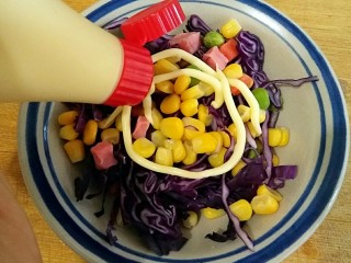 7、红香肠（非油炸）――快手复刻美味,加入适量的沙拉酱拌成蔬菜沙拉。