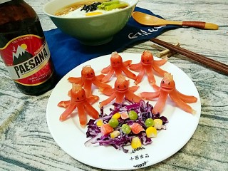 8、红香肠（非油炸）――快手复刻美味,给章鱼们按上黑芝麻眼睛，配上蔬菜沙拉和啤酒，齐活儿了！