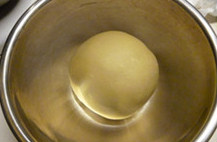 1、记忆中的最爱~~~~摩卡咖啡面包,把除去无盐奶油外的所有面团材料A混合后搅拌至表面光滑，放入切成小块的无盐奶油继续搅拌至扩展阶段（可以撑开较大片薄膜，破洞边缘呈锯齿状）。