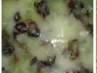 3、学做葡萄酒，比买的要好喝100倍！好喝又健康，错过了不要后悔,3.在上面撒上白糖（葡萄和糖的比例是10：3）。最后把葡萄给密封好了（注意：要留三分之一的空间给它产生气体）。