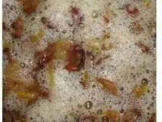 5、学做葡萄酒，比买的要好喝100倍！好喝又健康，错过了不要后悔,5.这时起了很多的泡泡，你不必担心这是葡萄在发酵。这样搅动要一个星期，每天搅动一下，这样一是上面不会长霉。二是使浮在上面的葡萄能够充分的发酵。