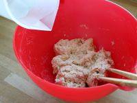 2、酥皮法棍面包,加入210g温水搅拌成糊