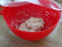 3、酥皮法棍面包,蒙上保鲜膜，盖上盖子，放置醒15分钟