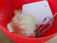 4、酥皮法棍面包,撒点盐，约2g，然后借助刮刀等工具搅拌到光滑有弹性。注面粉水分大是不能上手的，你可以用厨房机，没有就象我这样做