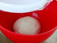 5、酥皮法棍面包,面的表面浇上一点点油为了防止变干，盖上保鲜膜和盖子发酵至两倍。中间30分钟时轻轻地整理一下就是将四周向中间陇，再翻面，继续发