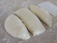 7、酥皮法棍面包,将面团倒到撒有面粉的案上，分成3份，每份约165克。注：标准的是350克，但家庭烤箱较小