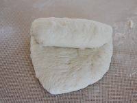 8、酥皮法棍面包,取一份，轻轻地拍出空气，卷起来