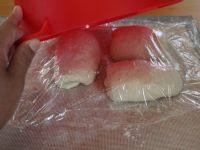 9、酥皮法棍面包,依次做好另外两个，蒙上保鲜膜，盖上，静置15分钟