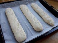 14、酥皮法棍面包,轻轻地将烤纸拉开，然后用刀片，划上几刀。注：一定要划开表皮，烤好的纹路才漂亮，我划的有点太浅了