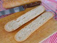 15、酥皮法棍面包,切开来瞧瞧效果还是较理想的，内部柔韧且是多洞的，外面焦黄