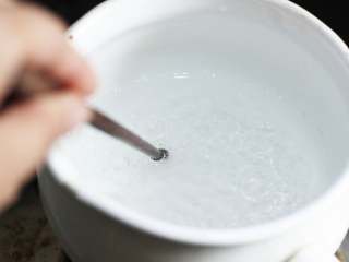 3、樱花水信玄饼,将小奶锅放炉上，开小火，一边加热一边搅拌至沸腾，关火，静置2-3分钟。