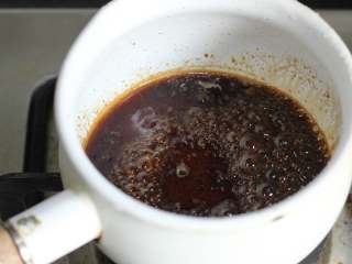 6、樱花水信玄饼,制作糖浆：黑糖中加入水，用小火加热至黑糖完全溶解并开始冒泡，开始变得浓稠即可关火，冷却后变得更浓稠。