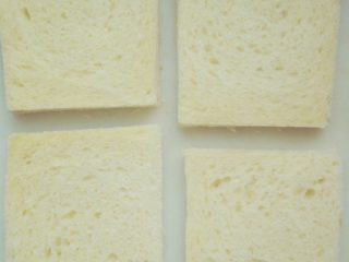 2、芝士火腿西多士,将切片面包四边切掉