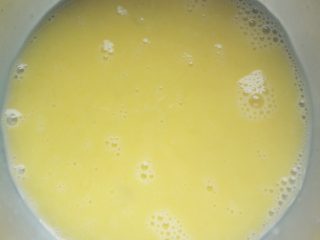 6、芝士火腿西多士,将鸡蛋打散呈蛋液