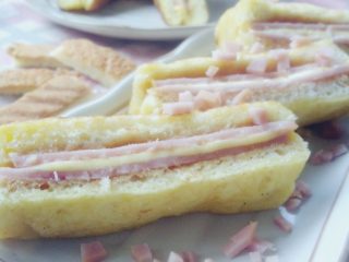 8、芝士火腿西多士,慢火煎至六面均呈金黄色即可