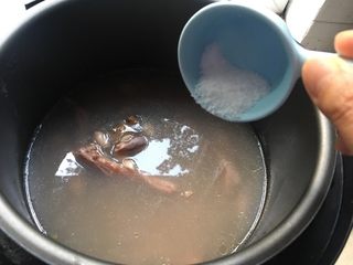 12、花生猪肚汤,再加入盐、撒点枸杞，如果没有枸杞也没太大关系。