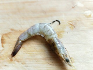 1、#春节家宴#-面条缠虾,首先处理虾，去虾线。