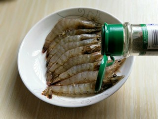 3、#春节家宴#-面条缠虾,摆放再盘子里，撒上胡椒粉。(不喜欢的可以不放。)