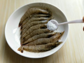 4、#春节家宴#-面条缠虾,加入盐。