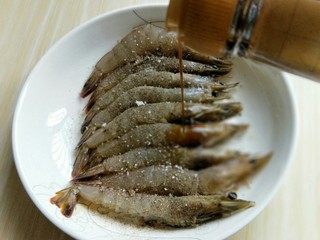 5、#春节家宴#-面条缠虾,加入生抽。