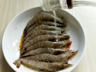 6、#春节家宴#-面条缠虾,加入料酒，腌制15分钟。