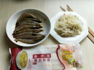 7、#春节家宴#-面条缠虾,准备齐全，面条煮熟。