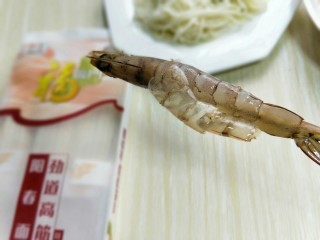 8、#春节家宴#-面条缠虾,将虾身的皮去掉，(我是穿上竹签后再剥皮的，这样比较容易剥)