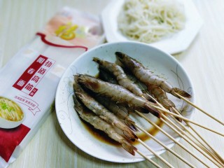 9、#春节家宴#-面条缠虾,依次把虾用竹签串完。