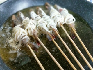 11、#春节家宴#-面条缠虾,起油锅，油温8成时加入缠好面条的虾。