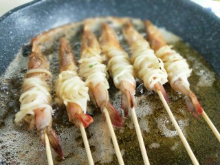 12、#春节家宴#-面条缠虾,炸至表面金黄即可。