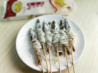 10、#春节家宴#-面条缠虾,再去了皮的虾身缠上熟面条，再裹上干面粉。