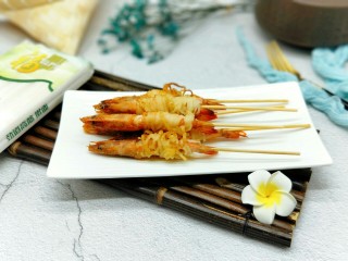 13、#春节家宴#-面条缠虾,美味至极，吃的时候还可以撒上番茄酱，辣酱都可以。